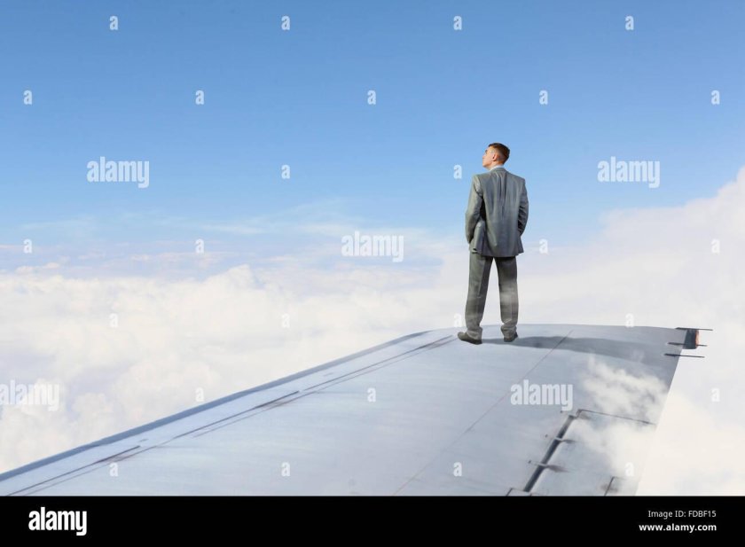 Человек сидит на крыле самолета