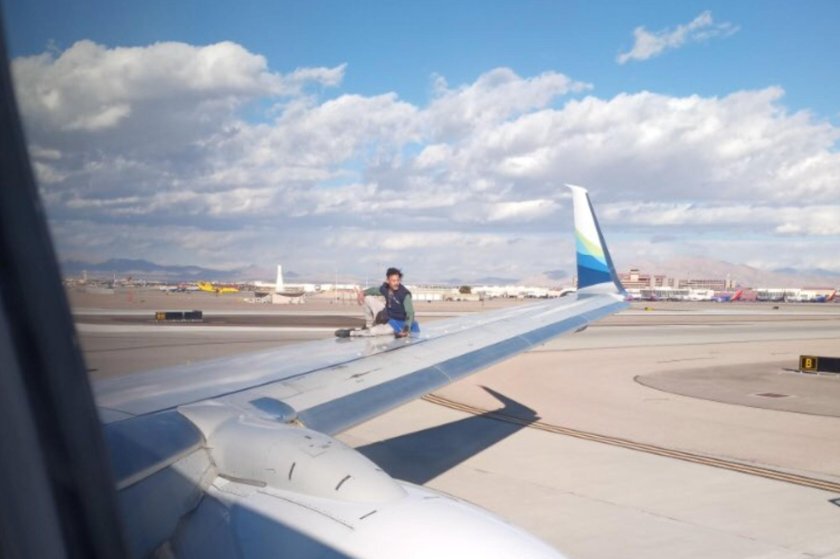 Морт на крыле самолета