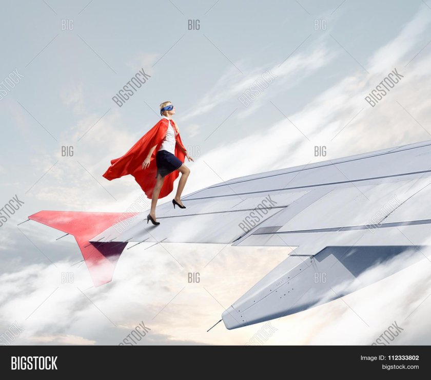 Девочка на крыле самолета