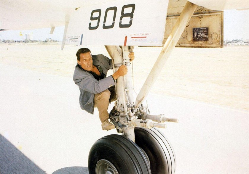 Шасси самолета и человек