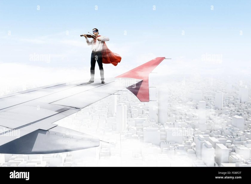 Человек на крыле самолета в полете