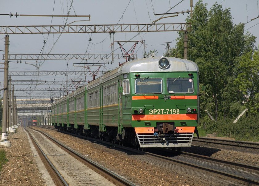 Тепловоз с электропоездом