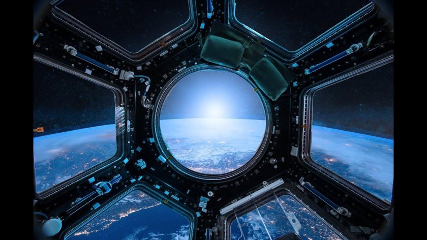 Иллюминатор космического корабля МКС