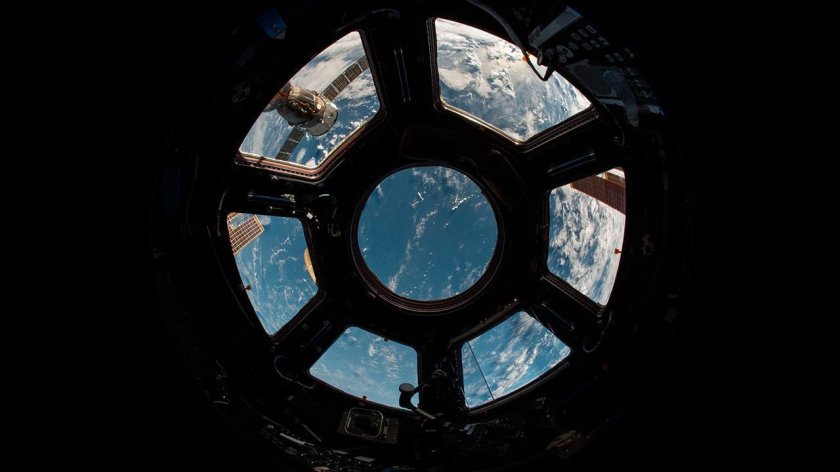 Иллюминатор космического корабля