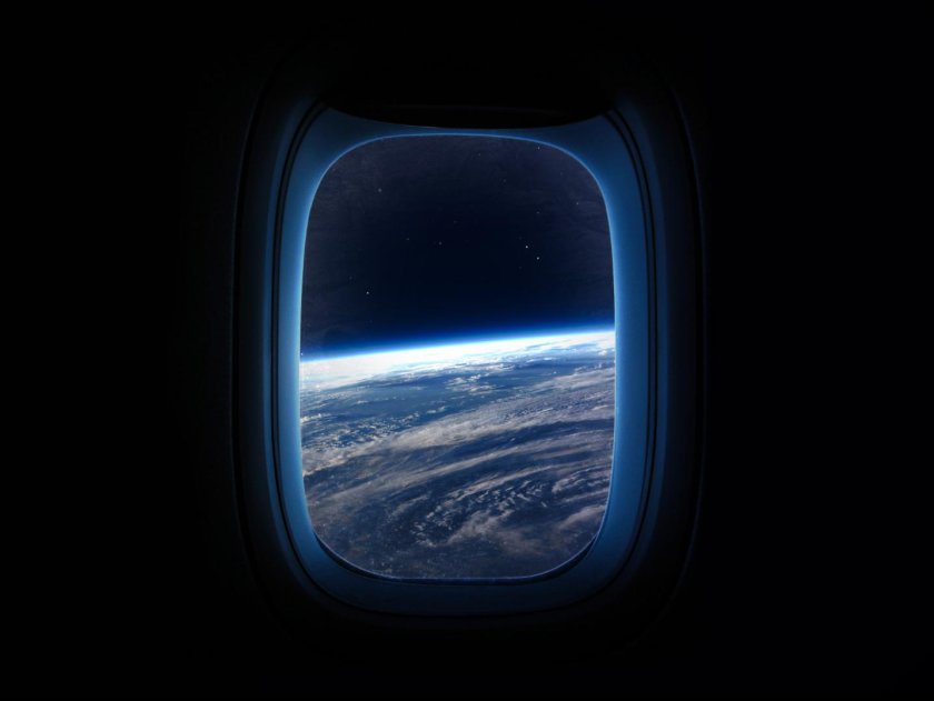 Окно иллюминатора космического корабля