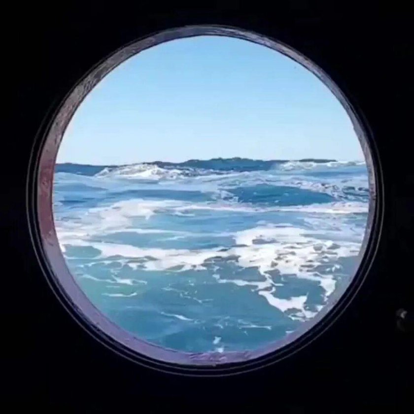 В море. Иллюминатор