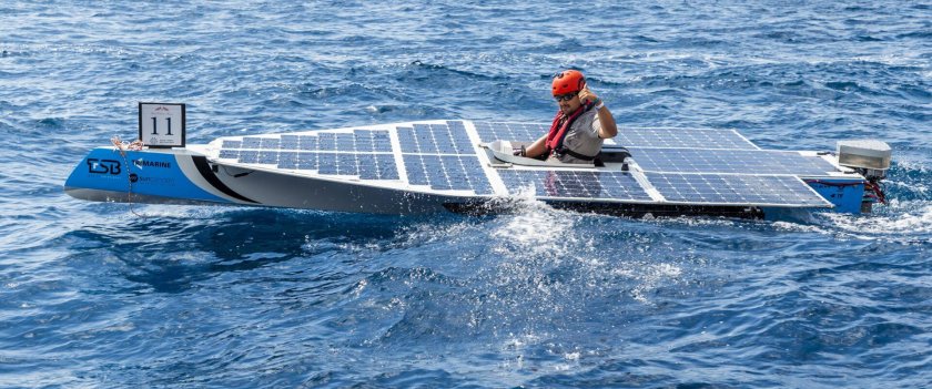 Катер на солнечных батареях