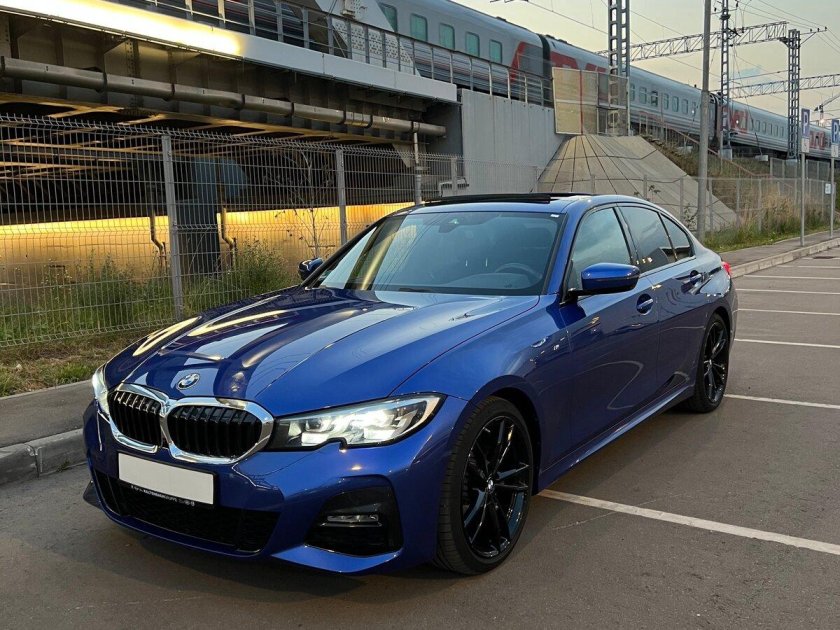 Синяя тройка машина