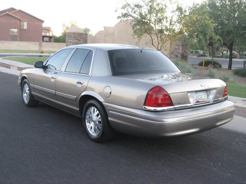 Ford Crown Victoria 2000