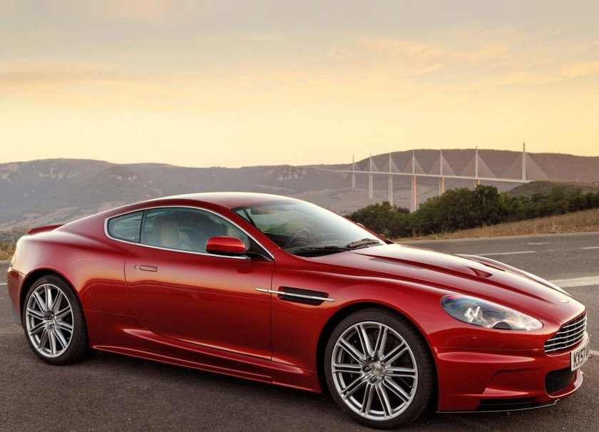 Aston Martin DBS v12 красный