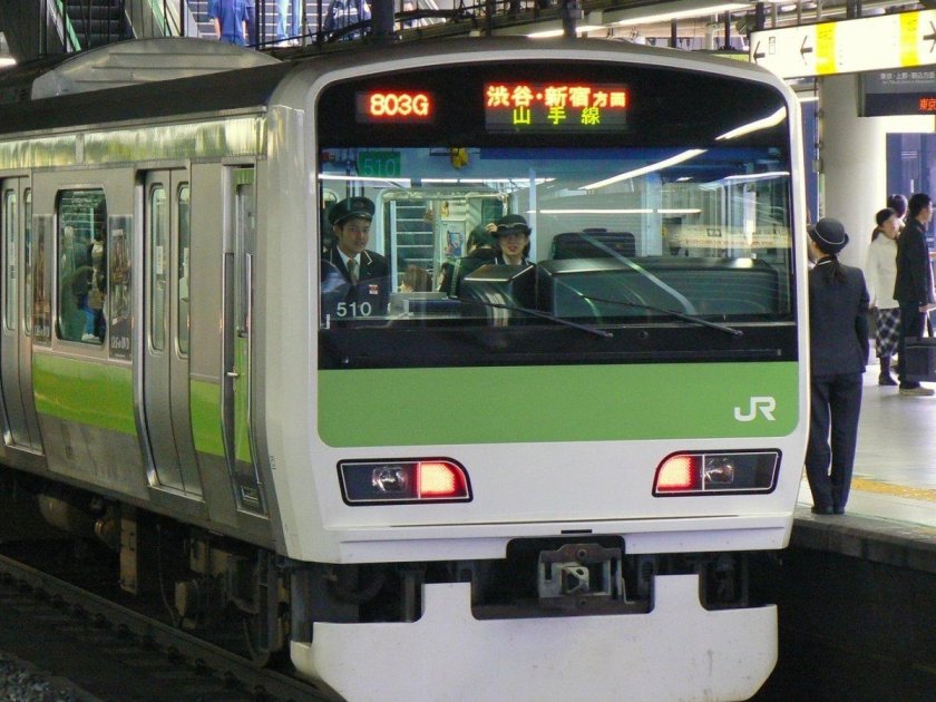 Поезд метро Токио
