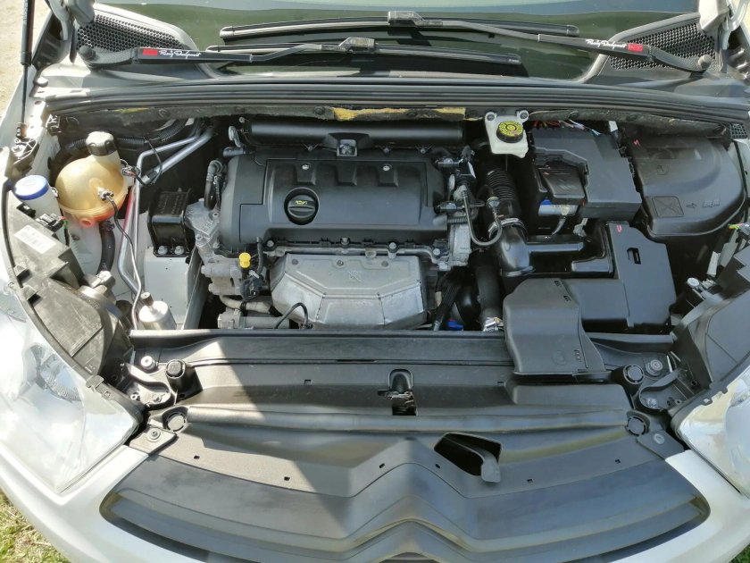 Моторный отсек Ситроен с4