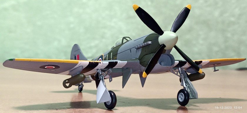 Хоукер Тайфун и Темпест в сравнении