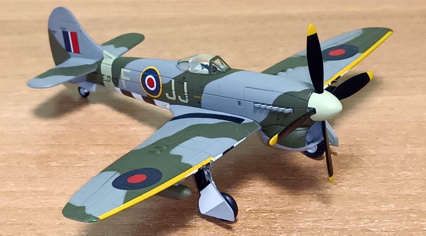 Хоукер Тайфун и Темпест в сравнении модели