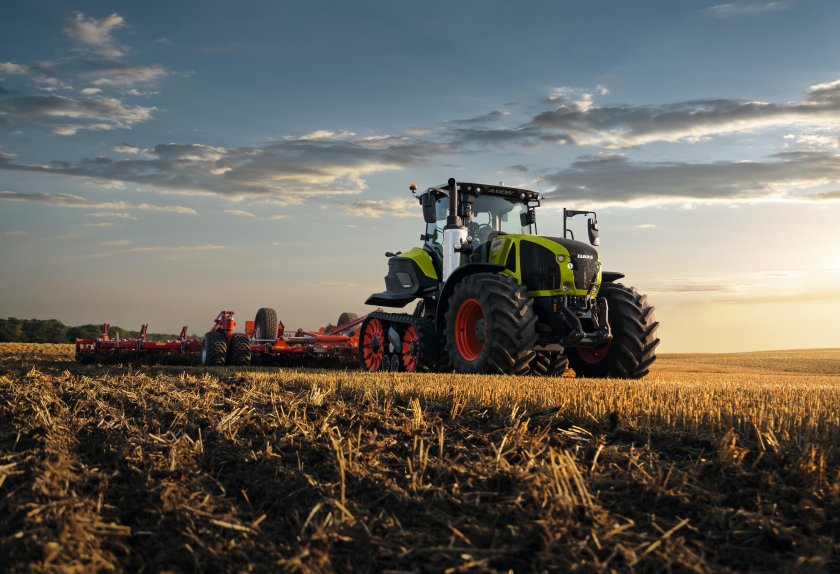 CLAAS Axion 900