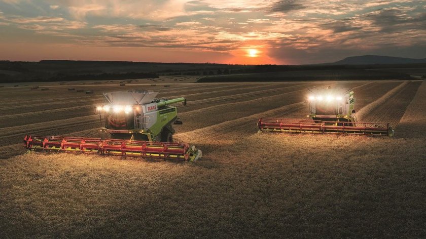 Комбайн в поле