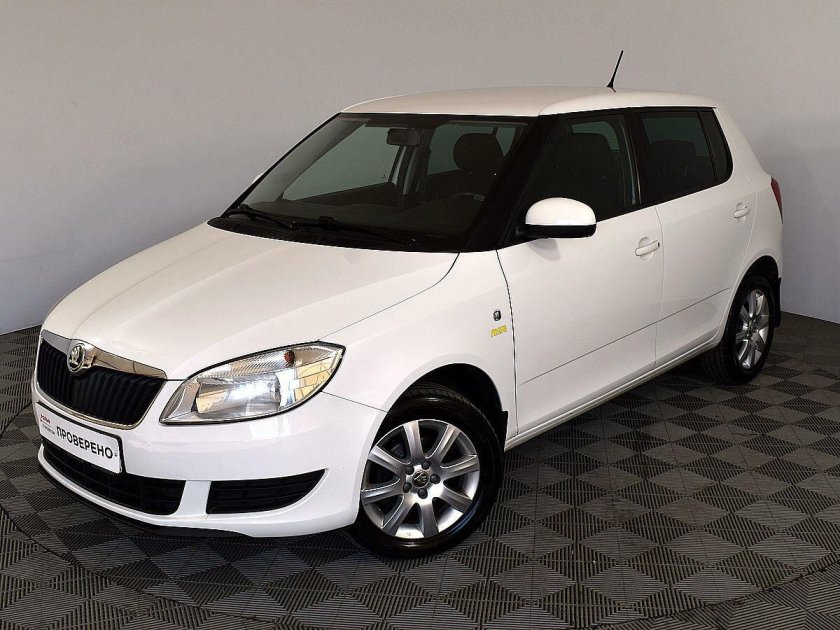 Škoda Fabia белая