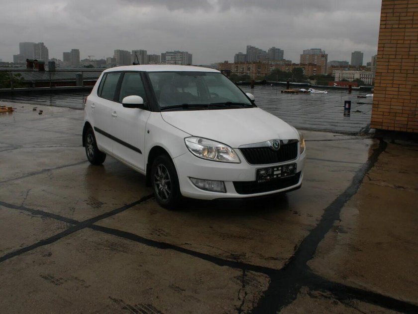 Омода белая машина