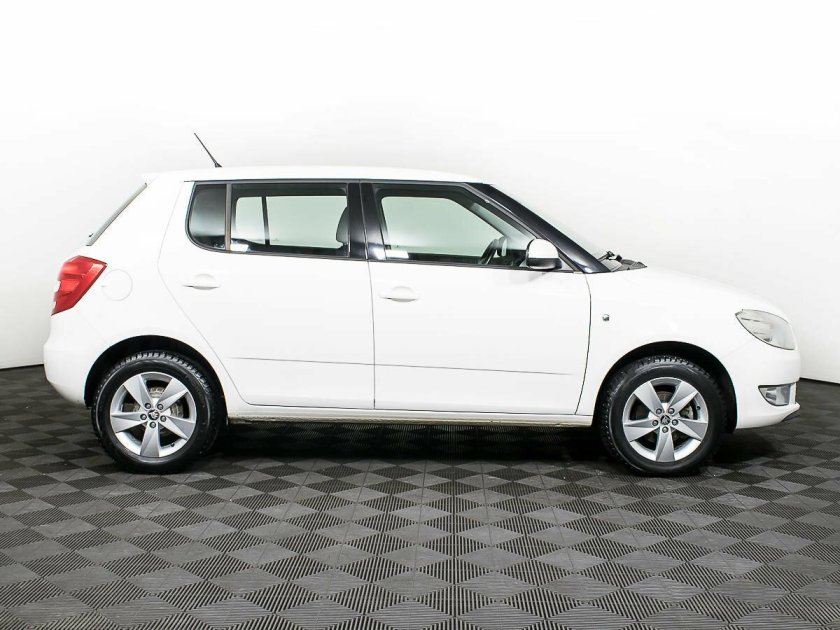 Шкода фабия 1.6 автомат 2013г