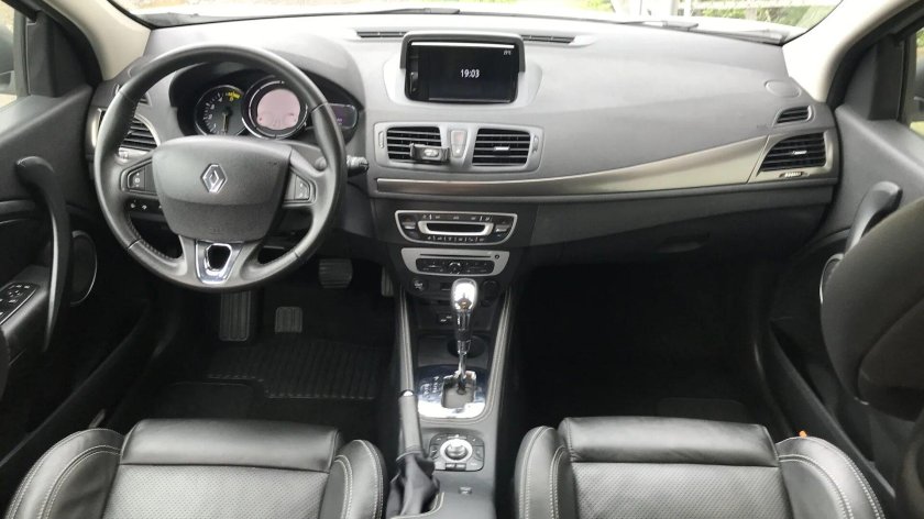 Рено Меган 2011 хэтчбек салон