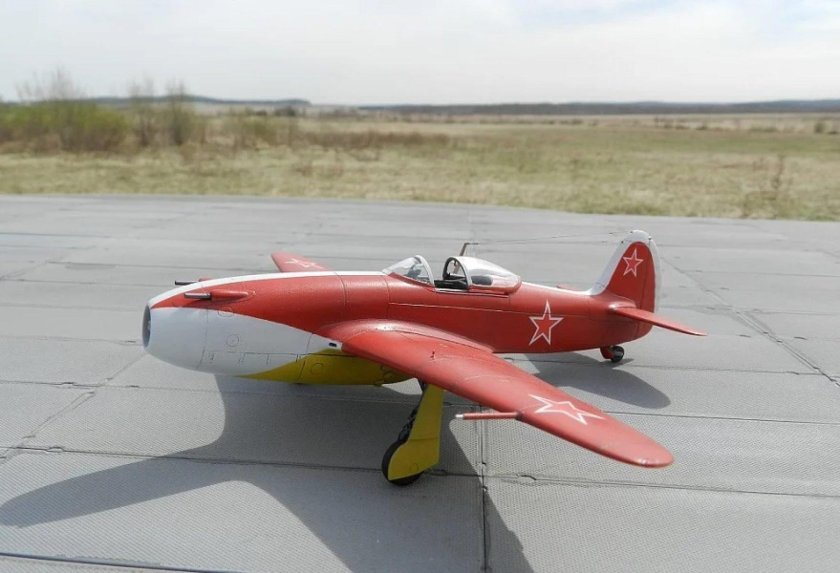 Як 15 реактивный самолёт