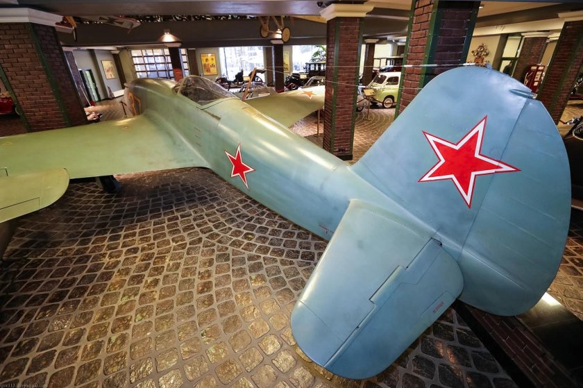 Як 1 самолет музей Задорожного
