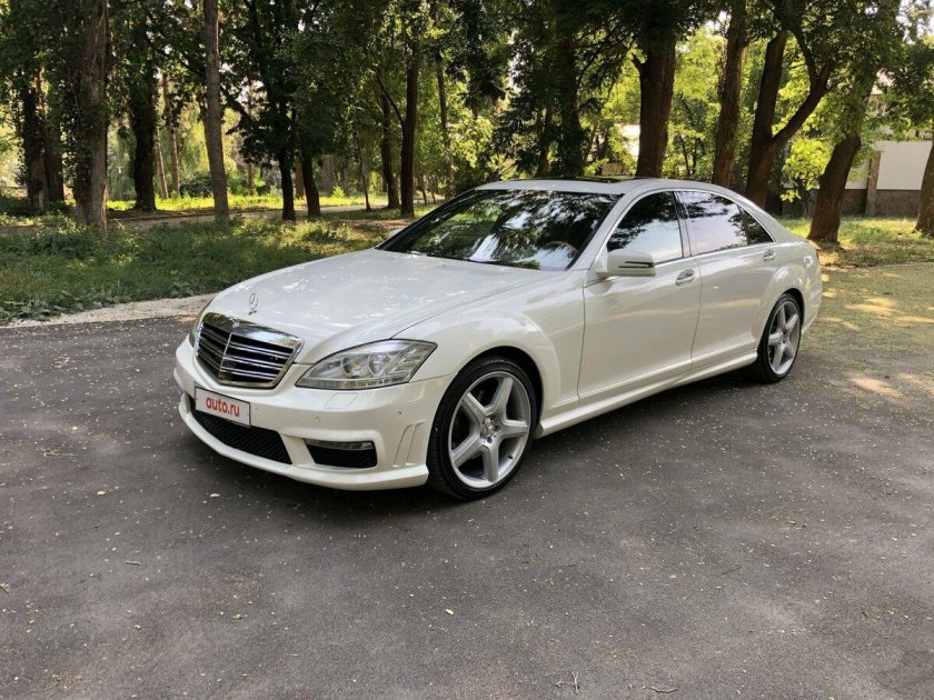 Мерседес белый седан представительского класса