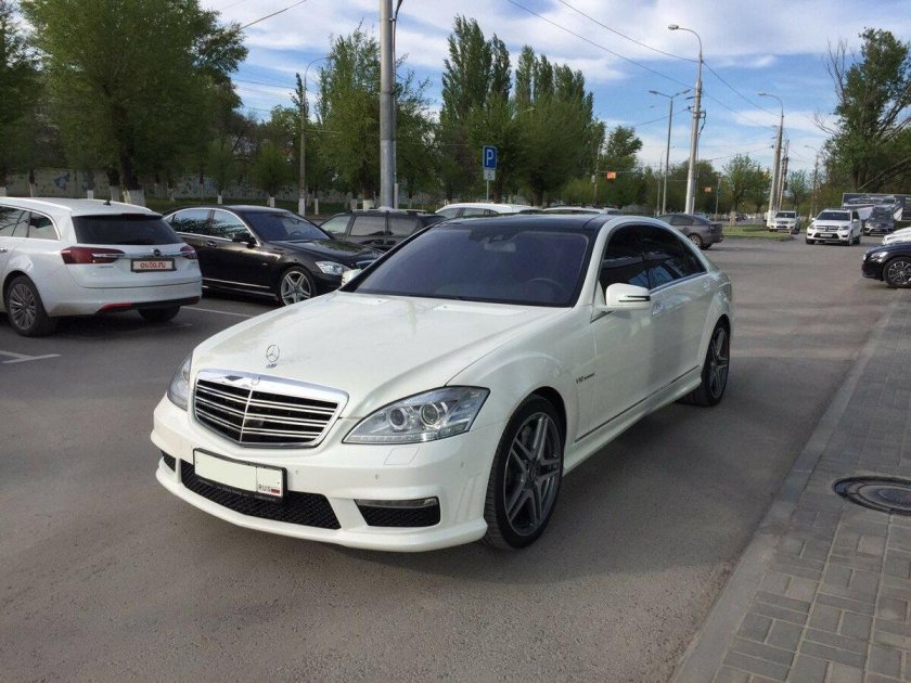 Белый Мерседес 221 АМГ