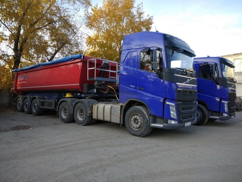 Volvo FH С самосвальным полуприцепом