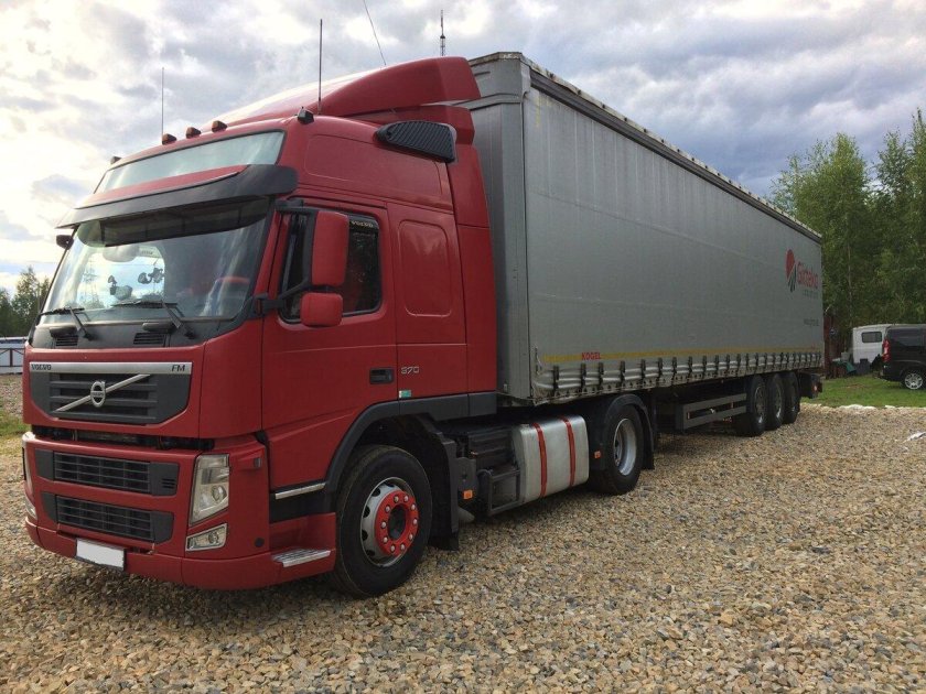 Вольво с полуприцепом тралом