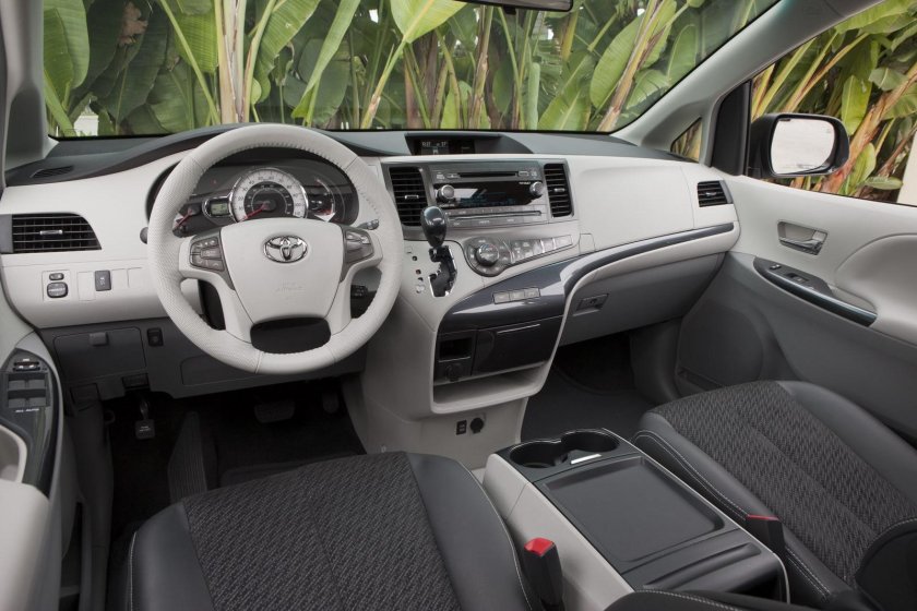 Toyota Sienna 2010 салон