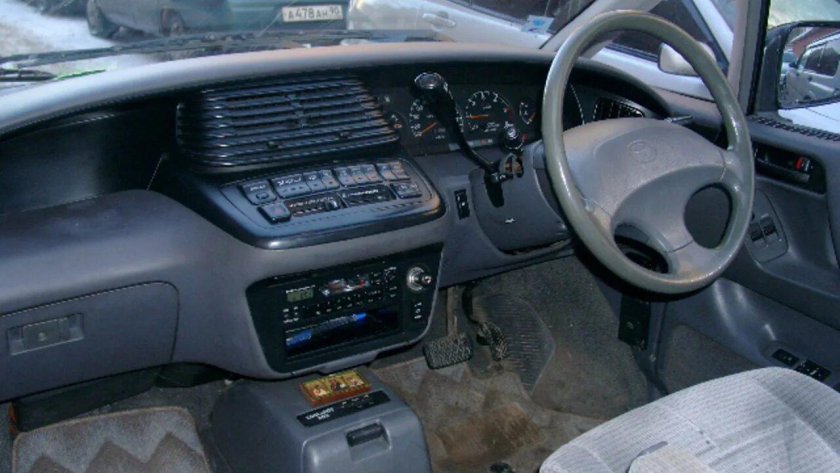 Toyota Estima lucida, 1993 салон