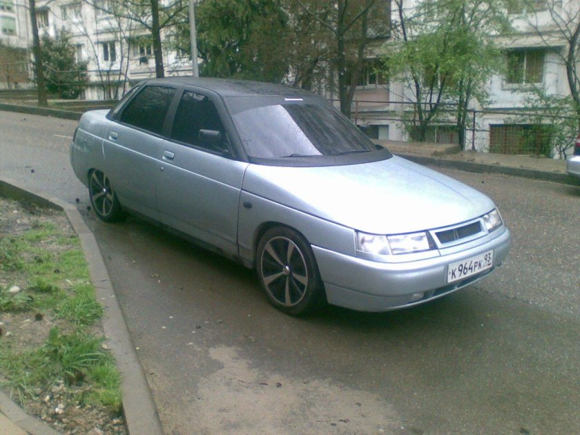 ВАЗ 2110 серебристая с черной крышей