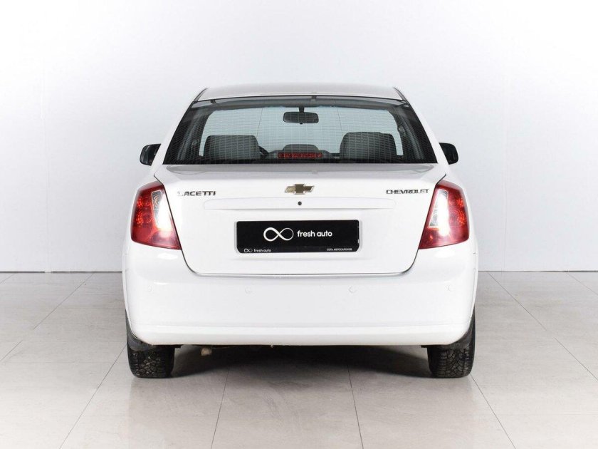 Шевроле Лачетти белая зад