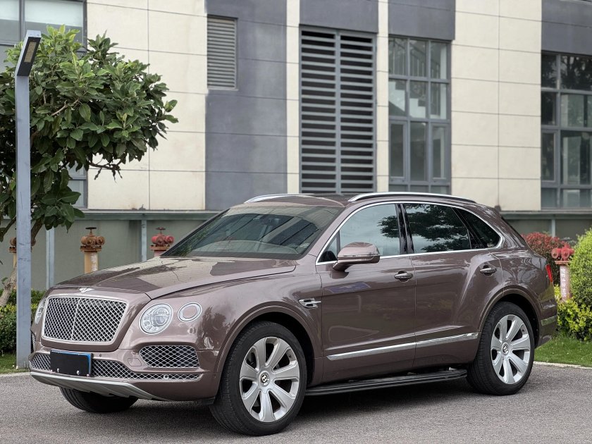 Машина bentley bentayga