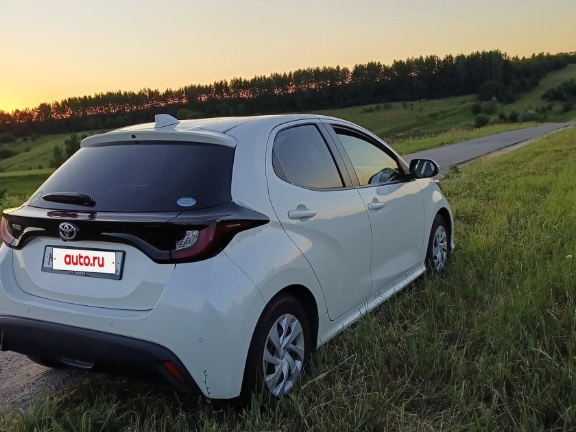 Белая тойота