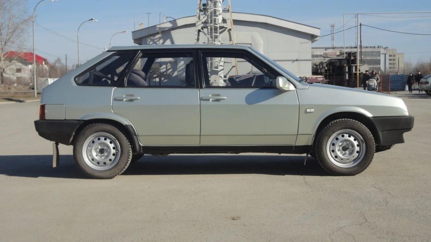 ВАЗ 2109 серебристая Ива