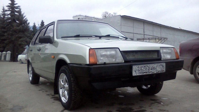 ВАЗ 21099 серебристая