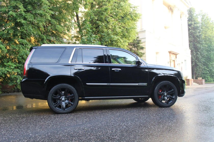 Кадиллак Эскалейд 3 черные диски