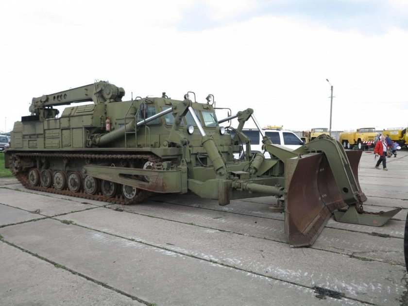 Военный тягач бат 2