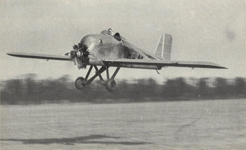 Гном на самолете