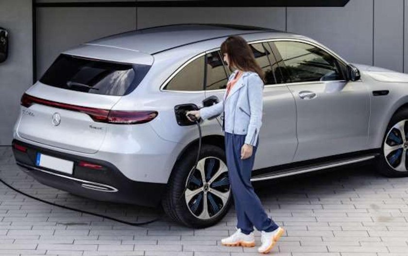 Мерседес Бенц EQC