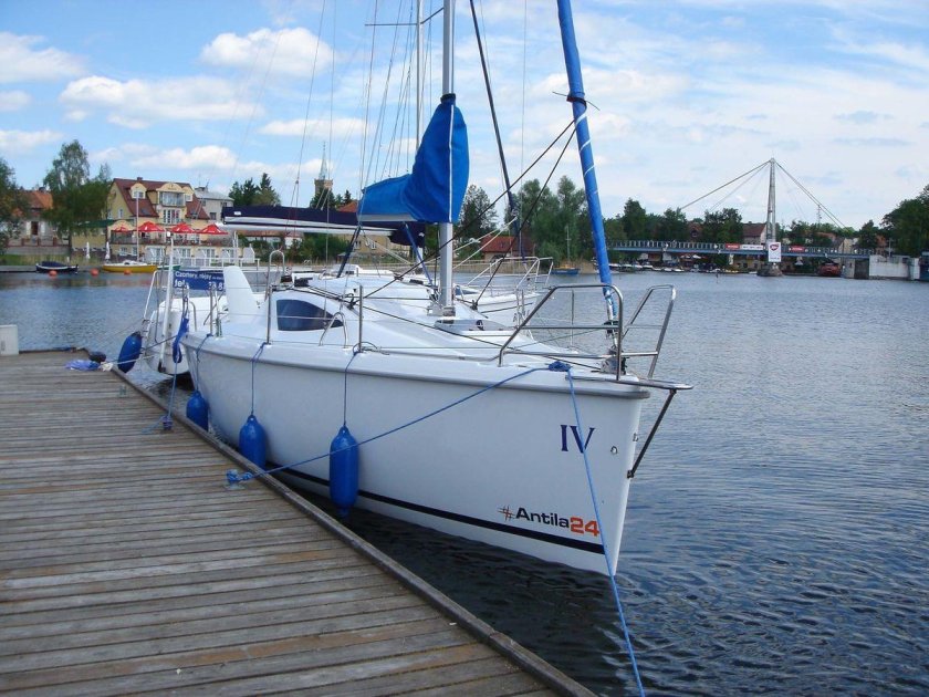 Яхта Антила 24.4