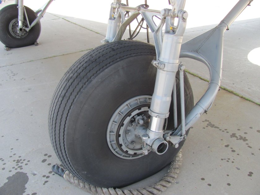 Передняя стойка шасси вертолета