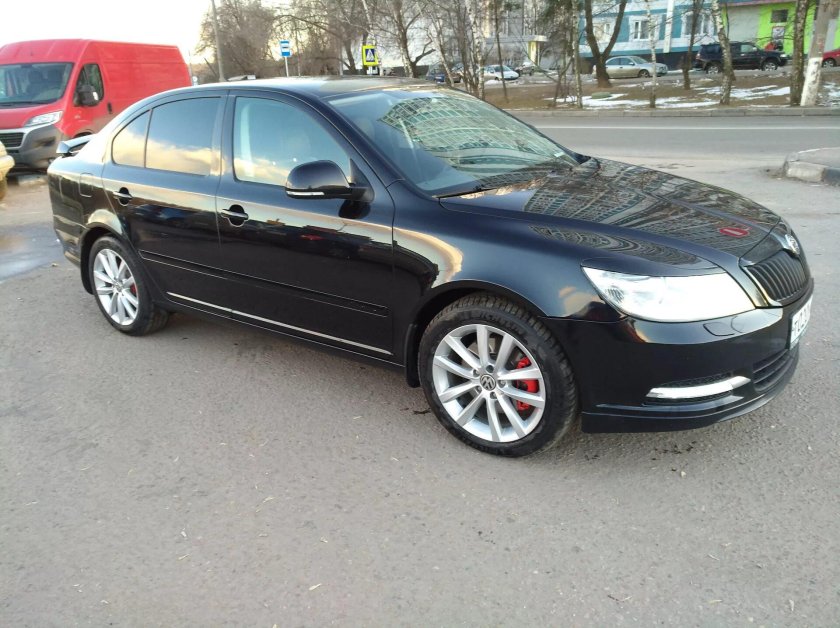 Skoda Octavia a5 черная r17
