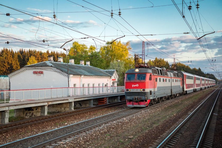 Локомотив поезд