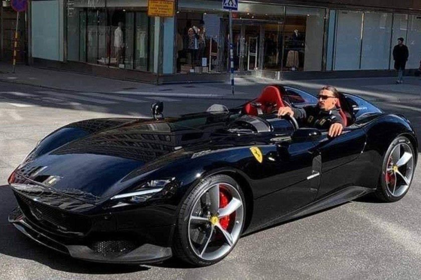 Златан Ибрагимович на машине