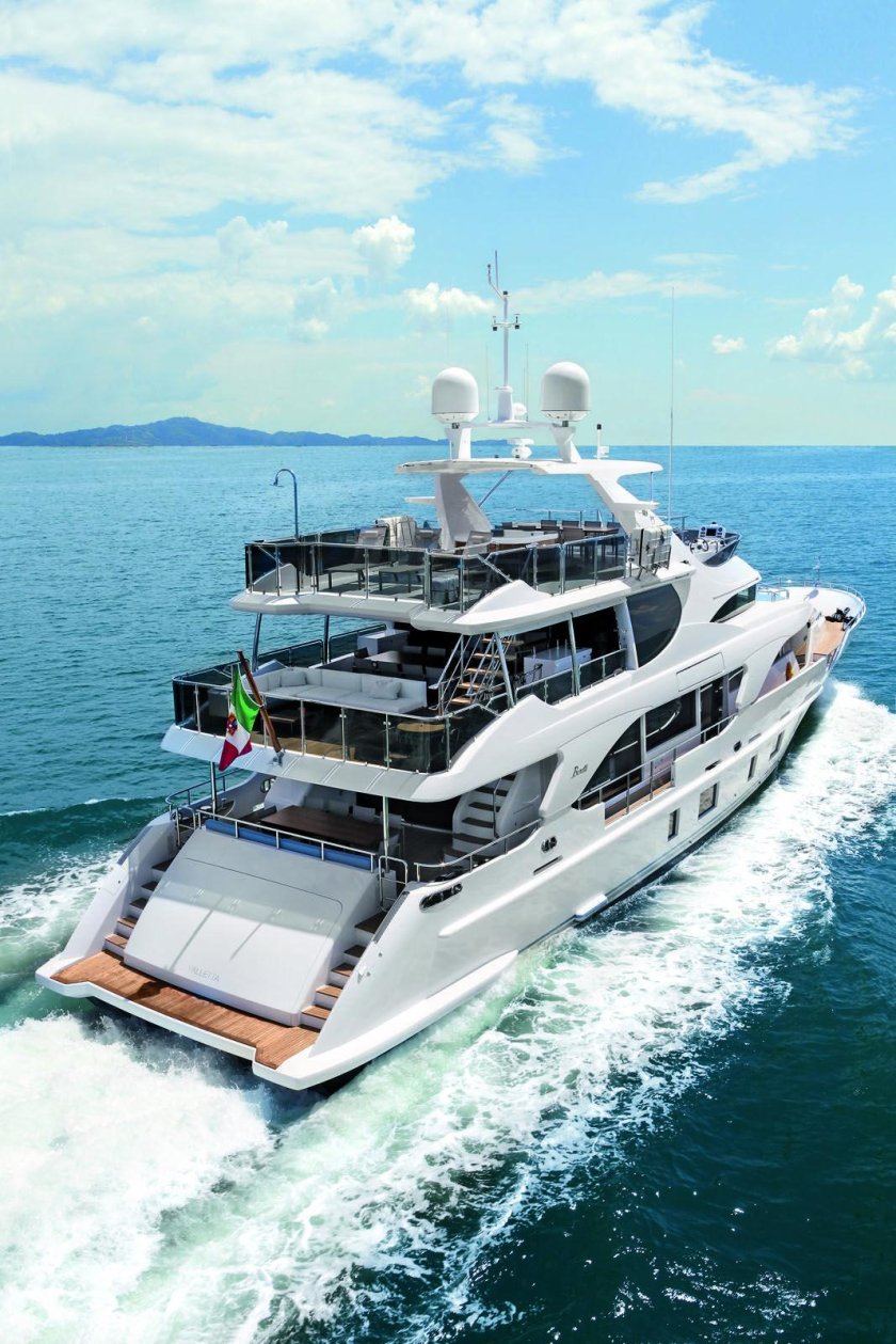 Яхта Benetti 105