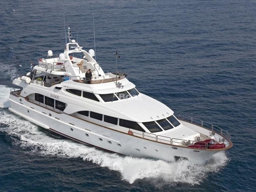 Водоизмещающая моторная яхта