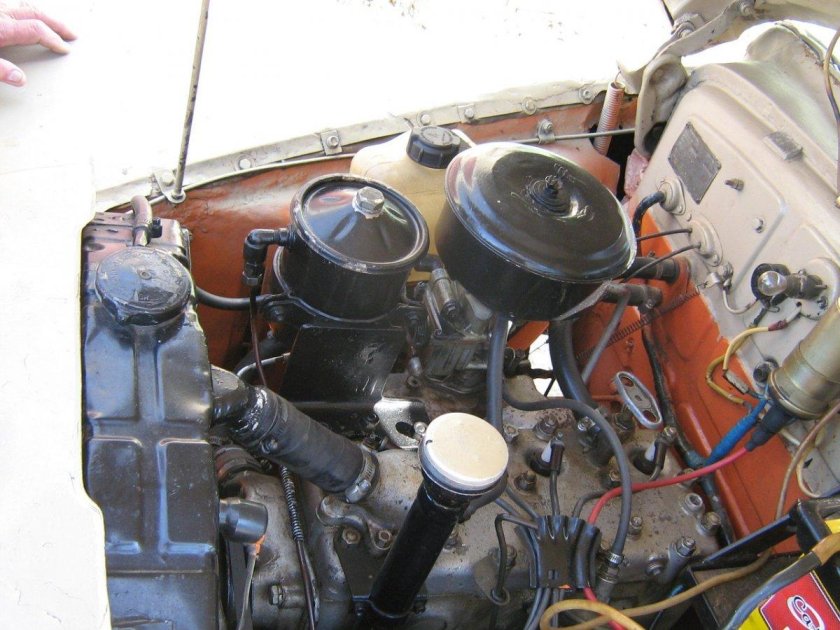 ГАЗ 3307 моторный отсек